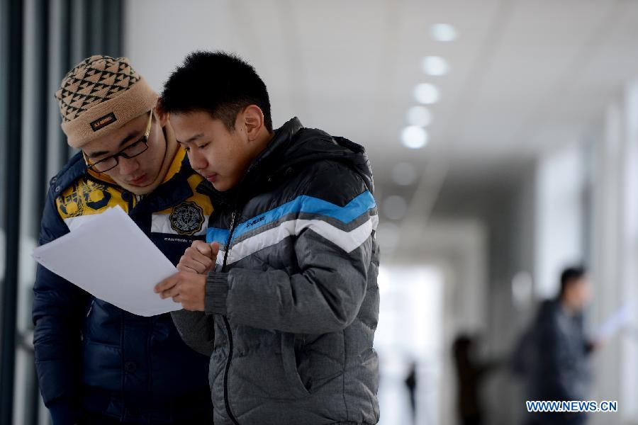 Students taking the upcoming National Entrance Examination for Postgraduate (NEEP) discuss at a corridor in Anhui University in Hefei, capital of east China's Anhui Province, Jan. 3, 2013. Examinees taking the NEEP scheduled on Jan. 5 have rocketed up to 1.8 million this year, hitting an all-time high. (Xinhua/Zhang Rui) 