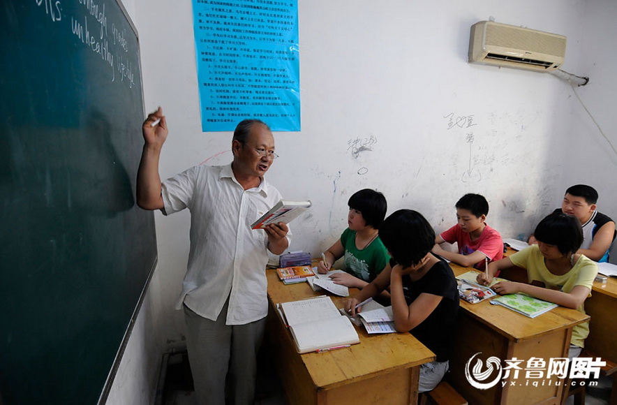 Zhang Shanxue teaches children English in summer of 2012. (Photo/yx.iqilu.com)