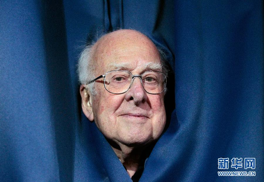 Peter Higgs, British theoretical physicist, has photos taken after the press conference in The University of Edinburgh. He is one proposer of the Higgs mechanism or Higgs boson to explain the mass of elementary particles in English. (Xinhua/AFP)