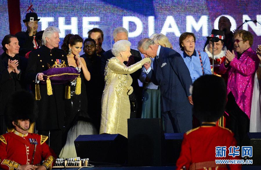 Prince Charles kisses Queen Elizabeth II’s hand on the jubilee concert, June. 4, 2012. 2012 marks the 60th anniversary of the accession of Queen Elizabeth II. (Xinhua/AFP)