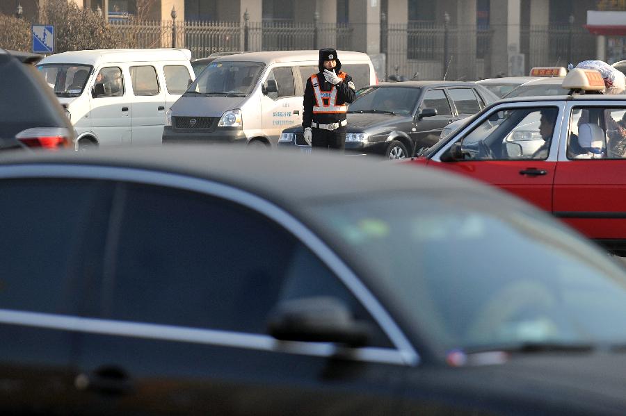 A police conducts traffic in Taiyuan, north China's Shanxi Province, Jan. 5, 2013. Jan. 5 is the Slight Cold, the 23rd solar term according to the traditional Chinese lunar calendar, ushering in the coldest period in China. (Xinhua/Zhan Yan) 