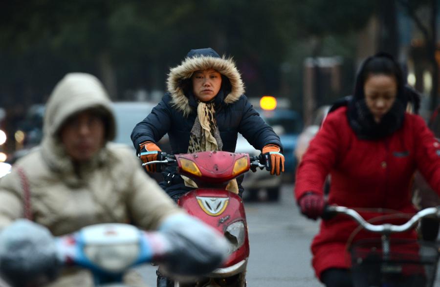 Residents ride on the Yangming Road in Nanchang City, capital of east China's Jiangxi Province, Jan. 5, 2013, the Slight Cold, the 23rd solar term according to the traditional Chinese lunar calendar. (Xinhua/Zhou Ke) 