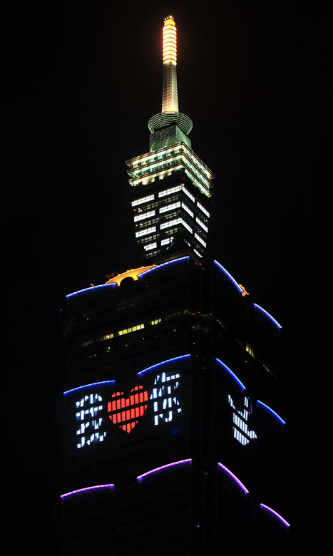 The sign of “I love you” is seen on Taipei 101 building, Dec. 31, 2012. (Xinhua/Wu Jingteng)