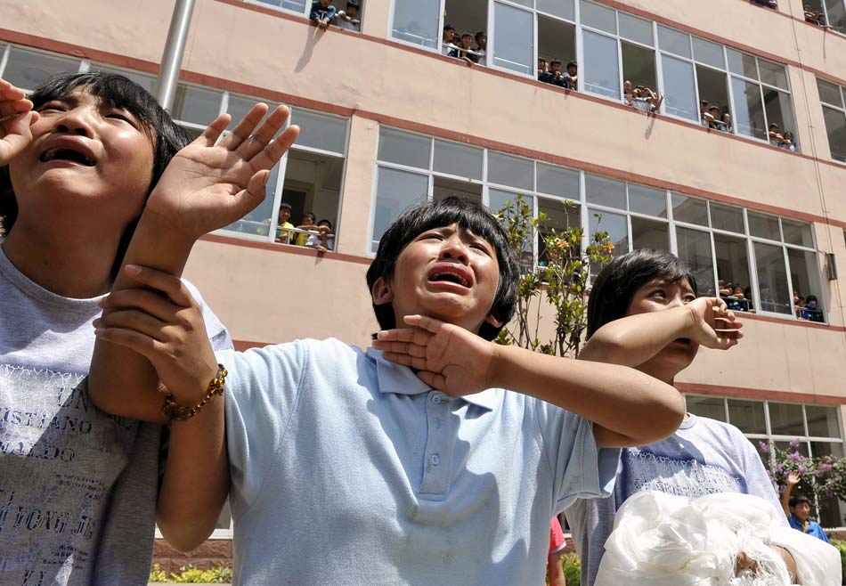 Low-grade students say goodbye to the seniors in Tibet Middle School of Jinan on June 11, 2012. 135 Tibetan graduates ended the 4-year study and set off to return home. (Xinhua/Zhu Zheng)  