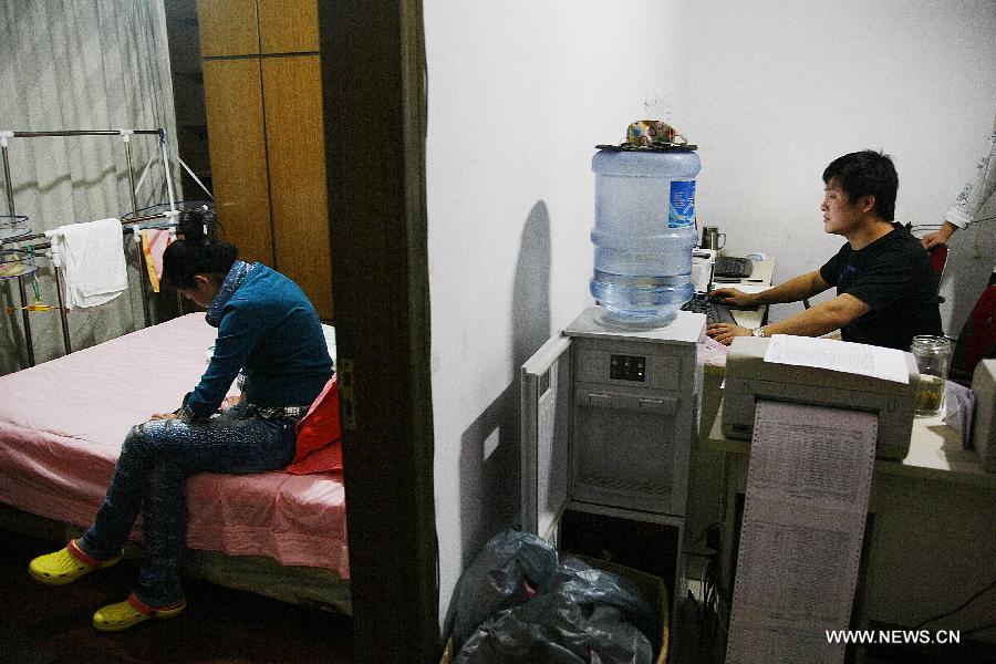 Photo taken on Oct. 12, 2012 shows an online shop owner Wang Hao (R) working at home in Qingyanliu Village of Yiwu, east China's Zhejiang Province. (Xinhua/Huang Zongzhi) 