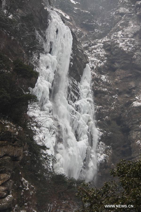 Photo taken on Jan. 6, 2013 shows icicles at a frozen waterfall in the Lushan Mountain in Jiujiang, east China's Jiangxi Province. (Xinhua/Wei Dongsheng) 