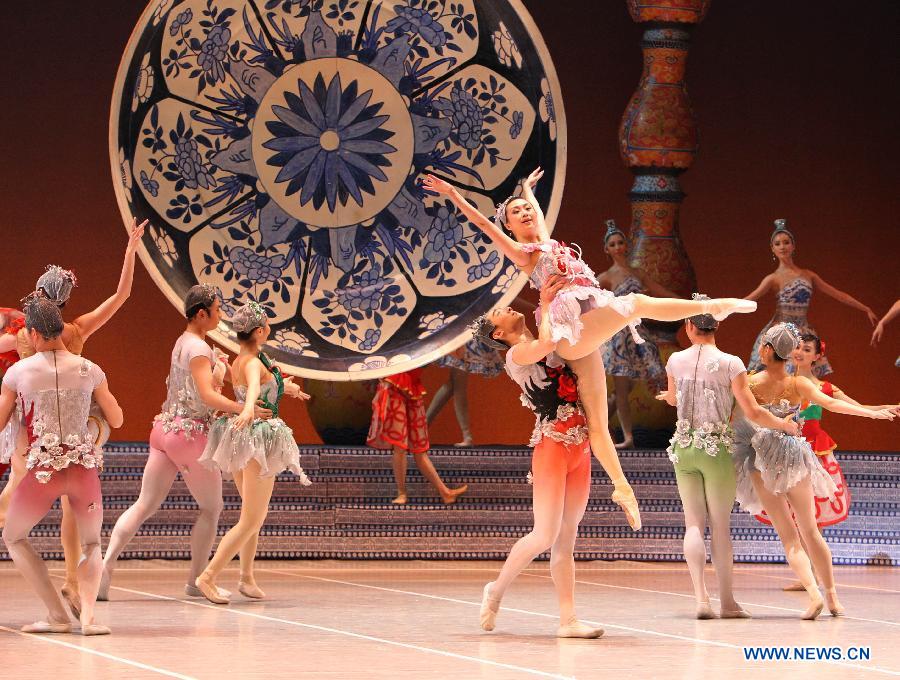Artists of the National Ballet of China (NBC) perform the Chinese version of "The Nutcracker" at the Tianqiao Theatre in Beijing, capital of China, Jan. 8, 2013. (Xinhua/Pan Siwei)