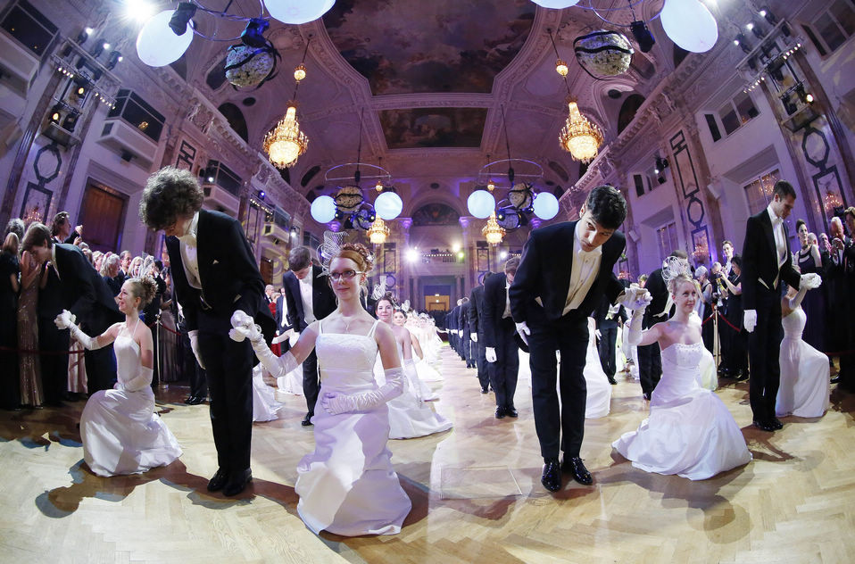 Lovers dance at Hofburg Palace in Vienna, Austria. (Xinhua/AFP)