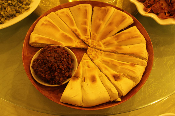"Crispy Pastry", or "Guokui" in Chinese, is made of flour dough and cooked on a pan. It is usually served with meat jam. (CRIENGLISH.com/Liu Kun) 