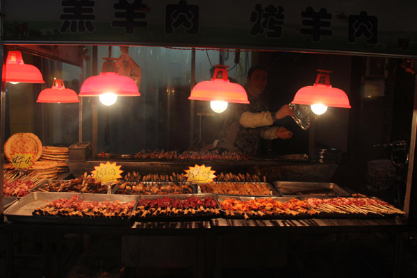 Roast Kebab, or "Chuanr" in Chinese is usually served with pepper or sesame oil by the Uyghurs. (CRIENGLISH.com/Liu Kun) 