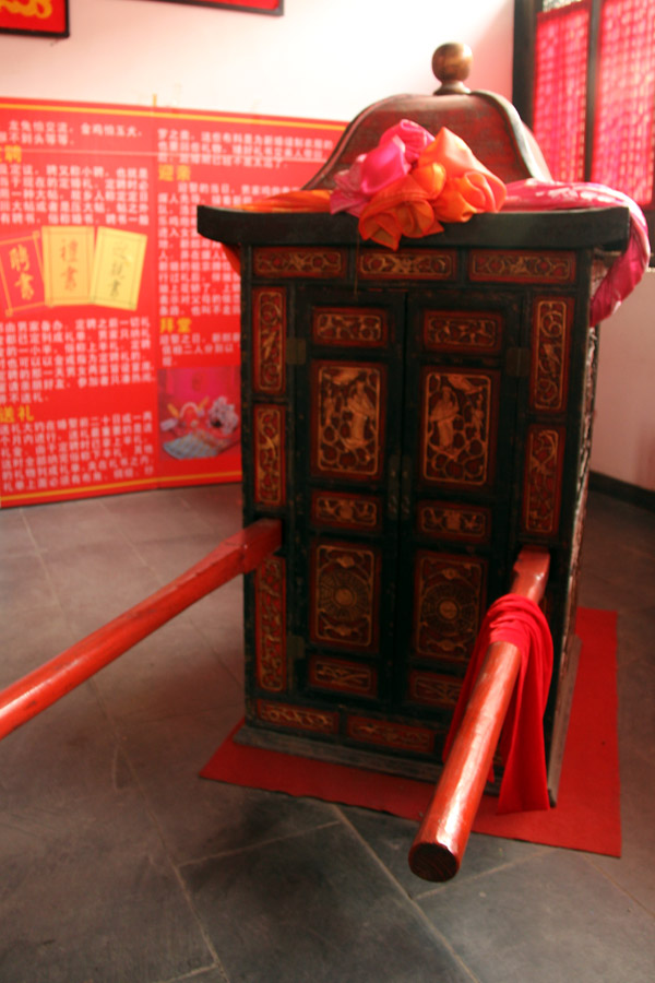 A sedan chair used to carry the bride to the newlyweds' home in ancient marriage customs in northwestern China's Shaanxi Province is displayed in Guanzhong Folk Art Museum in Xi'an, capital of Shaanxi on Thursday, January 10, 2013. (CRIENGLISH.com/Liu Kun)  