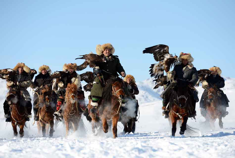Players prepare for the game in Qinghe county in Xinjiang on Jan. 7, 2013.(Photo/Xinhua)