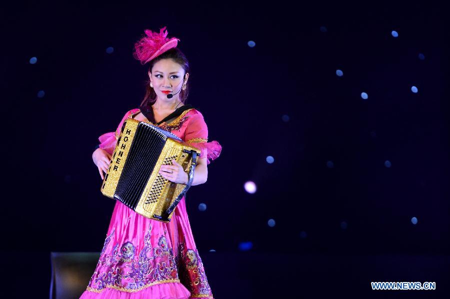 An artist performs during a ridotto at Hefei Grand Theatre in Hefei, capital of east China's Anhui Province, Jan. 10, 2013. (Xinhua/Zhang Duan)