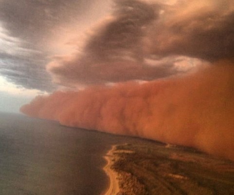 An intense dust storm creates the spectacular scene of rare "red wave" off the coast of Onslow in Western Australia. (Photo: chinanews.com)