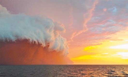 An intense dust storm creates the spectacular scene of rare "red wave" off the coast of Onslow in Western Australia.(Photo: chinanews.com)