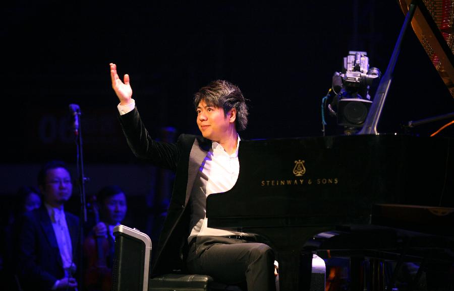 Pianist Lang Lang greets the audiences during his 2013 Nanjing New Year Concert at the Olympic Sports Center Gymnasium in Nanjing, capital of east China's Jiangsu Province, Jan. 12, 2013. (Xinhua) 