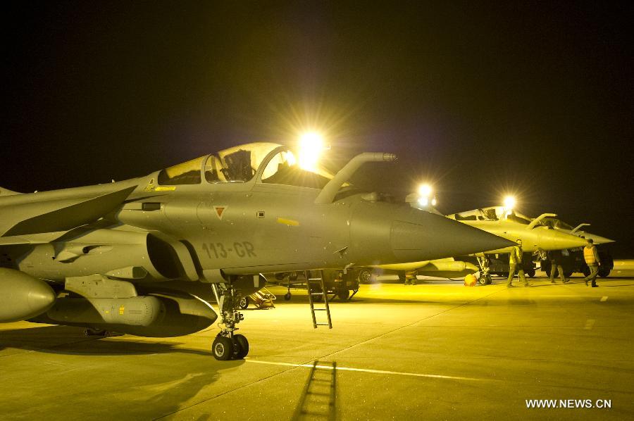 Photo released on Jan. 13, 2013 by French Army Communications Audiovisual office (ECPAD) shows a French Rafale fighter preparing for mission at Saint Dizier military base in France on Jan. 12, 2013. The French air force on Sunday extended strike further north to Gao, one of the three major towns controlled by rebels in northern Mali, according to reports from local residents and official sources in Paris. The French Defense Ministry confirmed the airstrike by four Rafale fighter jets, after witnesses reported bombardment of rebel positions around Gao. (Xinhua Photo/ECPAD) 