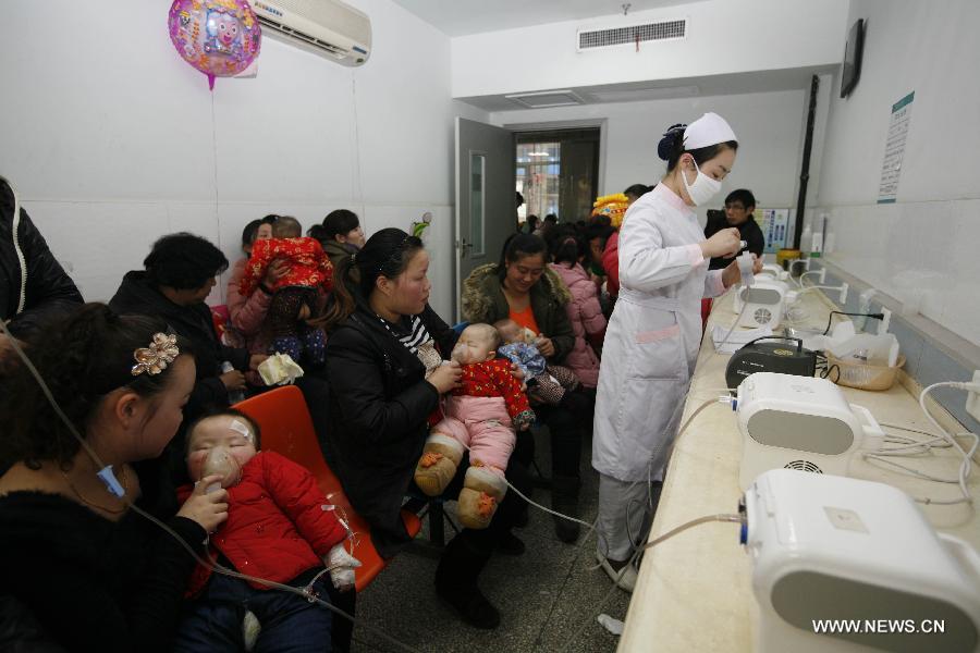 Child patients respire atomized liquid medicine in Xiangyang No. 1 People's Hospital in Xiangyang, east China's Hubei Province, Jan. 14, 2013. Continuous foggy condition in many Chinese cities these days has caused more children to get sick. (Xinhua/Gong Bo) 