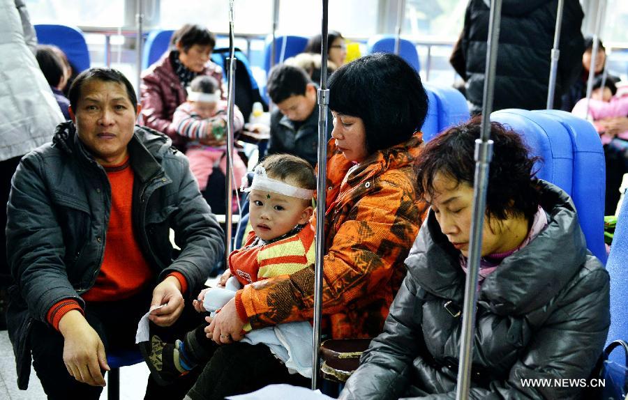 A child receives transfusion therapy in Hangzhou No. 1 People's Hospital in Hangzhou, capital of east China's Zhejiang Province, Jan. 14, 2013. Continuous foggy condition in many Chinese cities these days has caused more children to get sick. (Xinhua)  
