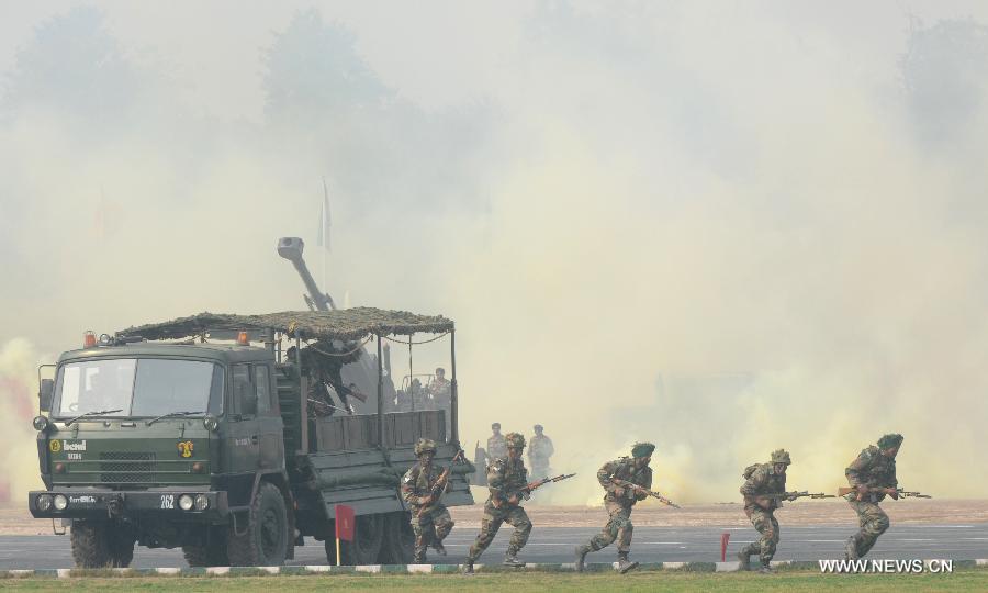 Indian army soldiers perform a combat demonstration during the army day parade in New Delhi, capital of India, Jan. 15, 2013. (Xinhua/Partha Sarkar)