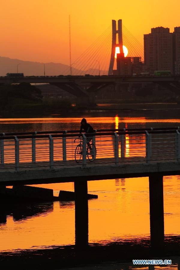 Photo taken on Jan. 15, 2013 shows sunset scenery in Dadaocheng in Taipei, southeast China. Dadaocheng, an area in the Datong District of Taipei, was an important trading port in the 19th century and is still a major historical tourist attraction and shopping area. (Xinhua/Xing Guangli)