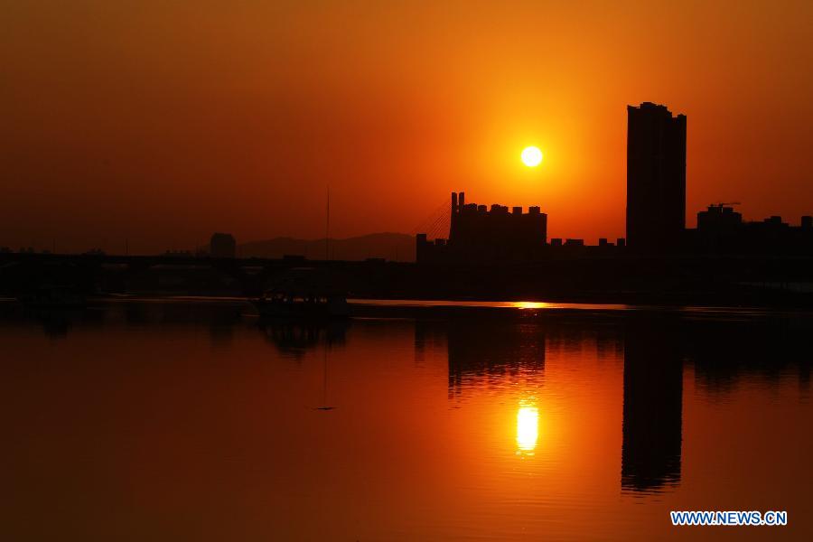 Photo taken on Jan. 15, 2013 shows sunset scenery in Dadaocheng in Taipei, southeast China. Dadaocheng, an area in the Datong District of Taipei, was an important trading port in the 19th century and is still a major historical tourist attraction and shopping area. (Xinhua/Xing Guangli)