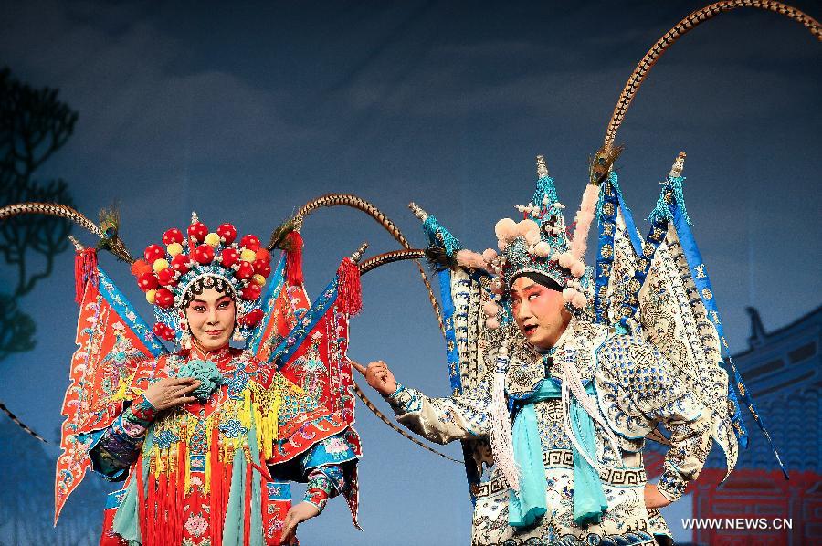 Artists perform the Beijing Opera during the International Theatre Festival Santiago in Santiago, capital of Chile, Jan. 15, 2013. The festival will last until Jan. 20, 2013 and will feature 71 stagings of Chilean and international companies. (Xinhua/Jorge Villegas) 