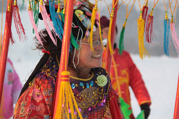 People dance the yangge, a traditional local folk dance in Harbin, northeast China's Heilongjiang Province, on December 20, 2012. (CRIENGLISH.com)