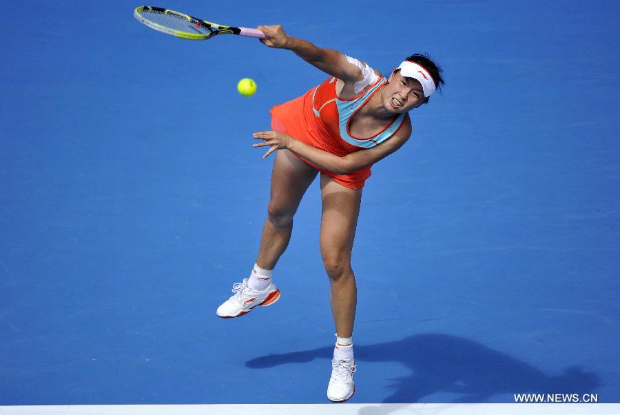 China's Peng Shuai hits a return during the women's singles second round match against Russia's Maria Kirilenko at 2013 Australian Open tennis tournament in Melbourne, Australia, Jan. 17, 2013. Kirilenko won 2-0. (Xinhua/Chen Xiaowei) 