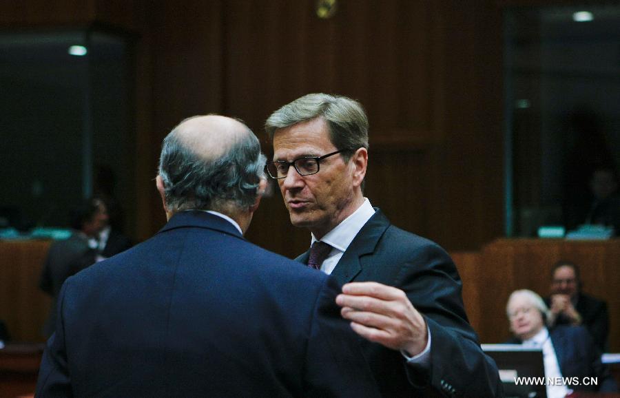 German Foreign Minister Guido Westerwelle (R) talks with French Foreign Minister Laurent Fabius during an European Union emergency foreign ministers' meeting to discuss the situation in Mali, in Brussels, capital of Belgium, on Jan. 17, 2013. (Xinhua/Zhou Lei) 
