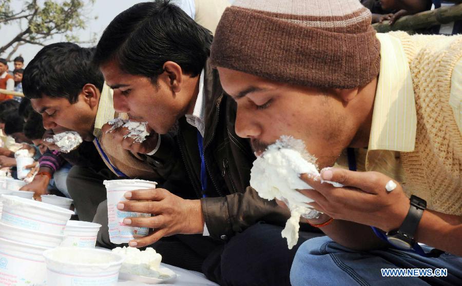 Participants eat curd during a curd eating competition in Patna, capital of Indian eastern state Bihar, Jan. 18, 2013. (Xinhua/Stringer) 