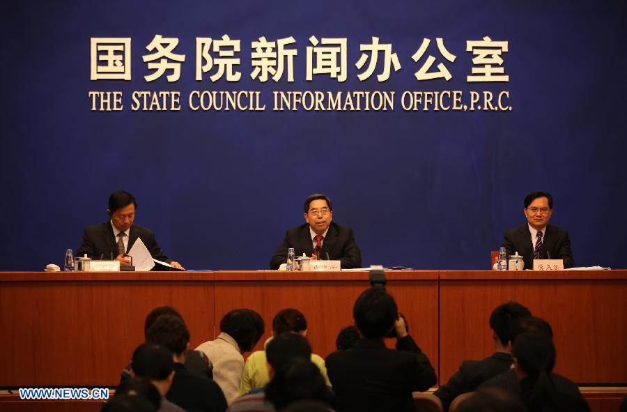 Ma Jiantang (C), director of the National Bureau of Statistics (NBS), gives an introduction on China's national economic situation of 2012 at a press conference in Beijing, capital of China, Jan. 18, 2013. China's State Council here held a press conference to release China's national economic situation of 2012 on Friday. (Xinhua/Jin Liwang) 