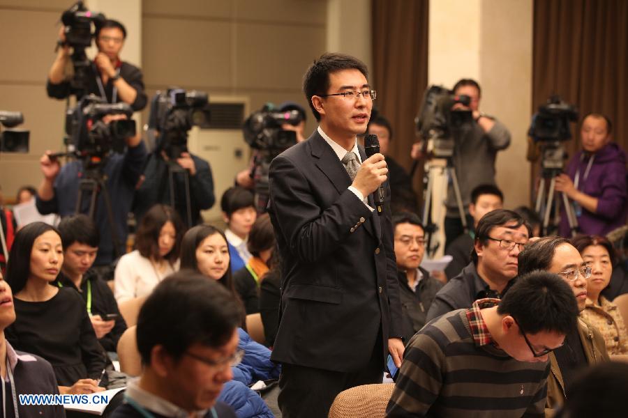 A journalist asks questions at a press conference about China's national economic situation of 2012 in Beijing, capital of China, Jan. 18, 2013. China's State Council here held a press conference to release China's national economic situation of 2012 on Friday. (Xinhua/Jin Liwang)