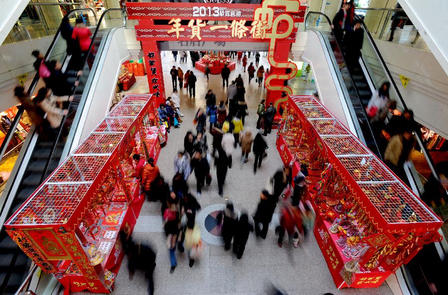 Residents shop at a Spring Festival shopping fair in Shenyang, northeast China's Liaoning Province, Jan. 19, 2013. Retailers all around the country rushed to take many kinds of sales boosting measures to attract shoppers on the occasion of Chinese Spring Festival that falls on Feb. 10 this year. (Xinhua) 