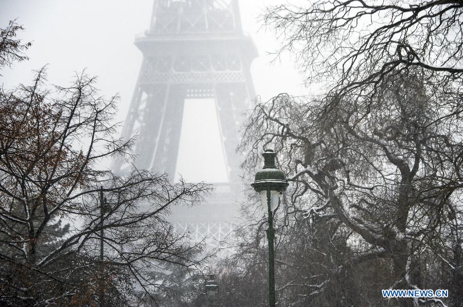 Eiffel Tower is in snow in Paris, capital of France, Jan. 20, 2013. Heavy snowfall hit most parts of France since Jan. 18, affecting its traffic and power supply. (Xinhua/Etienne Laurent) 