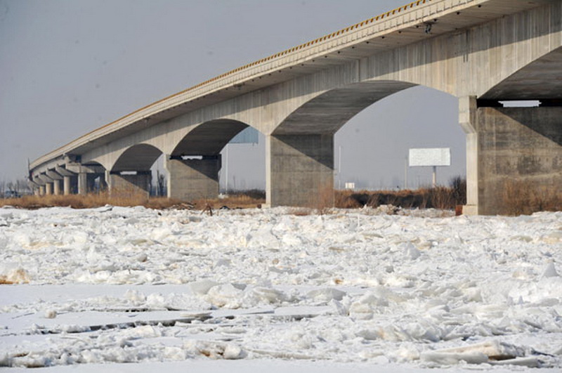Ice is seen on the Yinchuan section of the Yellow River in Northwest China's Ningxia Hui autonomous region, on Jan 21, 2013. About 1,022 kilometers of Yellow River major branches had been frozen due to lingering low temperatures as of Jan 21, official figures show. Yellow River is the country's second-largest river after Yangtze River. (Photo/Xinhua) 