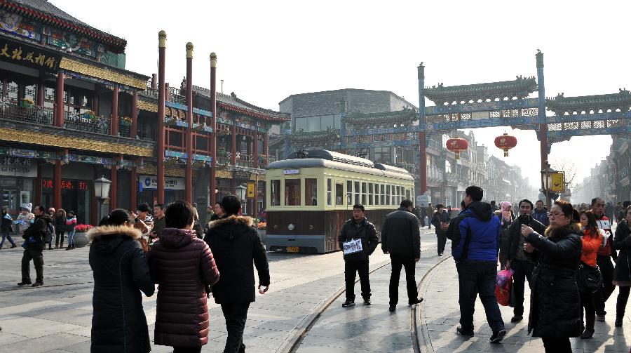 Tourists visit the Qianmen Street in Beijing, capital of China, Jan. 21, 2013. (Xinhua/Li Xin) 