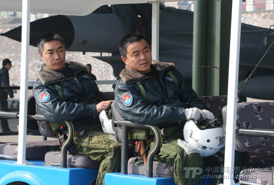 Two fighters of a regiment of the air force under the Nanjing Military Area Command (MAC) of the Chinese People's Liberation Army (PLA) took off emergently for combat readiness cruise on January 19, 2013. (chinamil.com.cn/Qiao Tianfu)