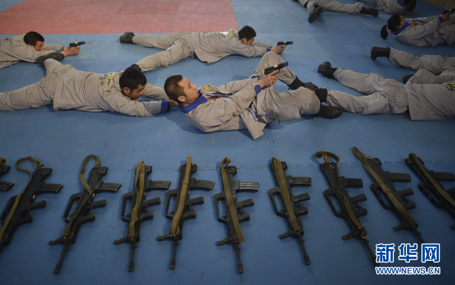 Confronted with emergency, only by the smart use of arms would the guards combat the crisis. This picture shows the trainees practicing how to use pistol. (Photo/Xinhua)