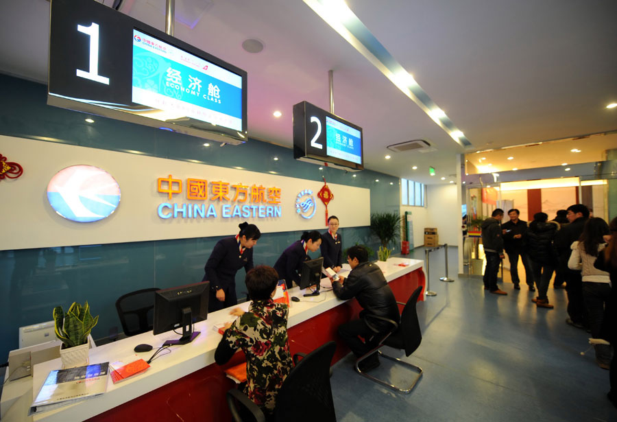 On Jan. 21, airport staff handles check in for passengers at the terminal at downtown area in Nanjing.(Xinhua/Shushen)