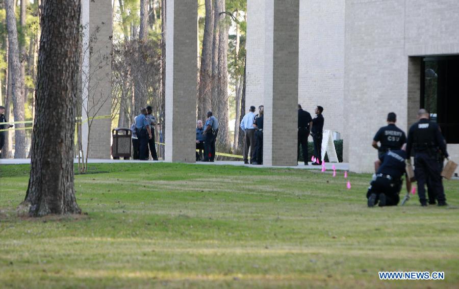 Policemen investigate on the campus of Lone Star College in north Houston, the United States, Jan. 22, 2013. Three people, including a suspect, have been shot on the Lone Star College north campus in Houston on Tuesday, as a result of an argument between a student and a man, authorities said. (Xinhua/Song Qiong) 