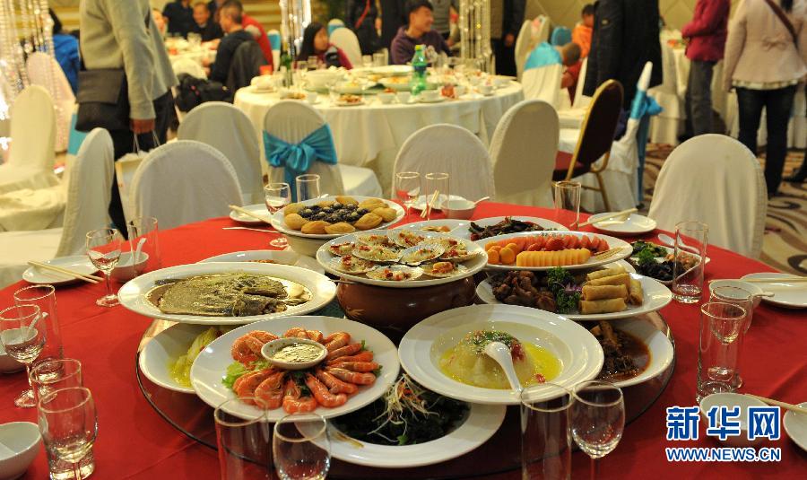Lots of dishes are left over after a wedding feast in a 5-star hotel in Kunming, Yunnan on Jan 19, 2013. The dishes for one table cost 1,388 yuan. (Photo/Xinhua)