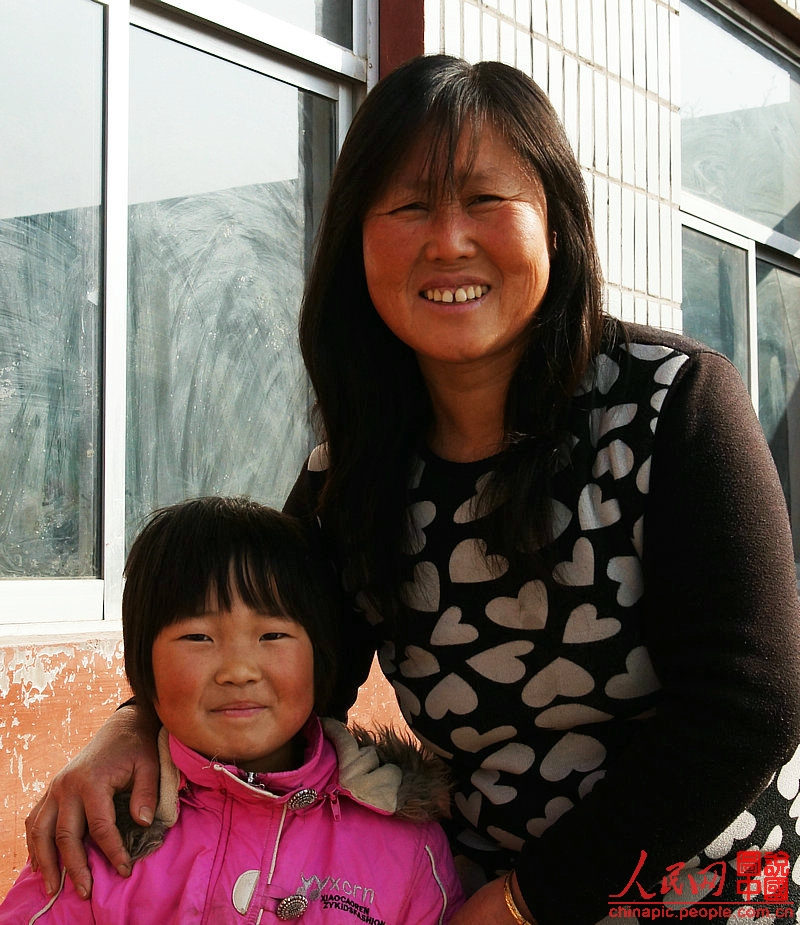 Liqing and her teacher(Photo/People's Daily Online)
