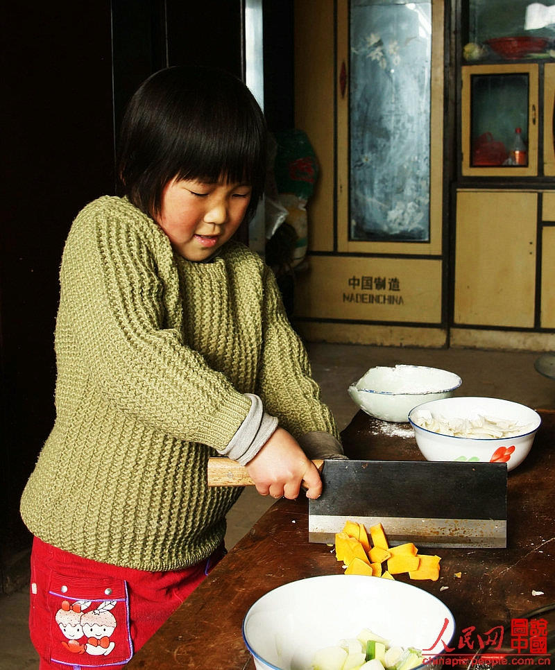 Liqing cooks pumpkins which was her mother favorite dish.(Photo/People's Daily Online)