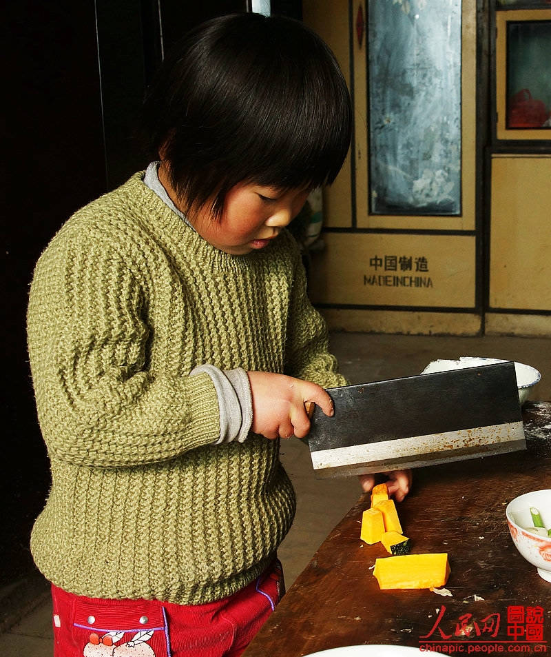 Liqing cooks pumpkins which was her mother favorite dish.(Photo/People's Daily Online) 