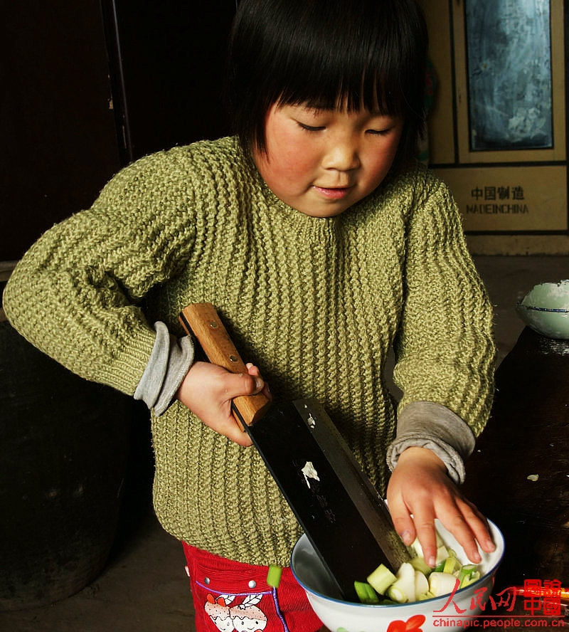 Liqing prepares the dinner.(Photo/People's Daily Online)