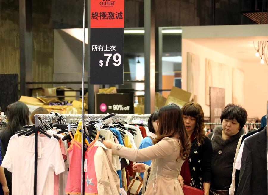 Customers are seen in the Citygate Outlets in Hong Kong, south China, Jan. 24, 2013. As the Spring Festival coming, shops in Hong Kong started to offer discounts for increasing customers. (Xinhua/Li Peng) 