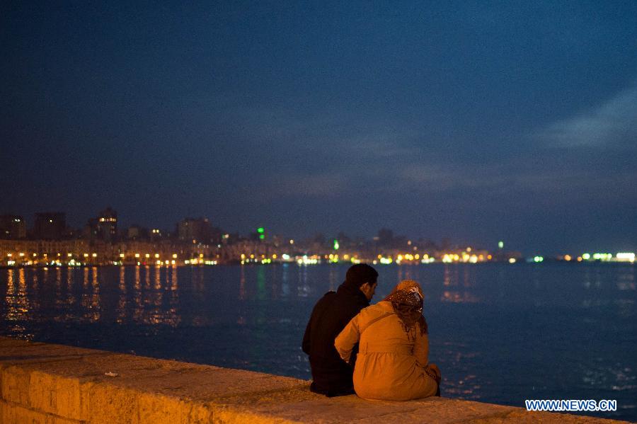 An Egyptian couple sits by a beach in Alexandria, Egypt, Jan. 24, 2013, on the eve of the second anniversary of the unrest that toppled former president Hosni Mubarak. (Xinhua/Qin Haishi)