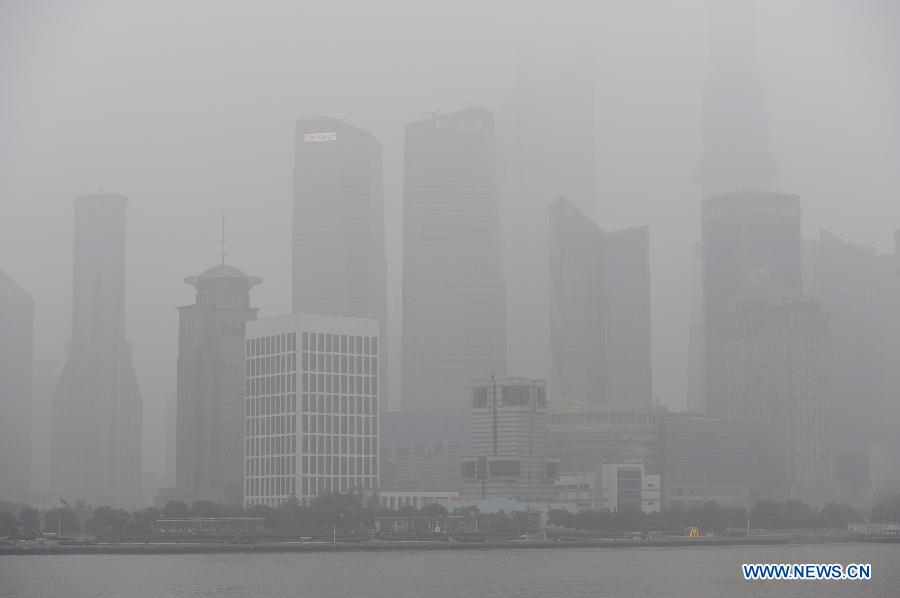 Photo taken on Jan. 24, 2013 shows the fog-shrouded Lujiazui Area in east China's Shanghai Municipality. Fog hit Shanghai Thursday. (Xinhua/Lai Xinlin) 