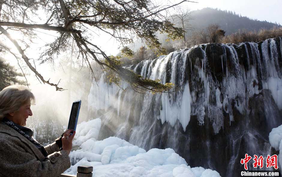 Photo shows the ice fall at at Jiuzhaigou Valley in southwest China's Sichuan province. (CNSPhoto / Yang Kejia)